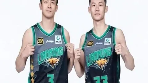 那不勒斯前锋卢卡热身赛中，米兰体育登录，右脚踝扭伤，队医紧急搀扶退场不为人知的细节